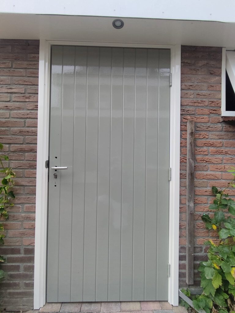 Kozijnen en deuren weer strak in de lak