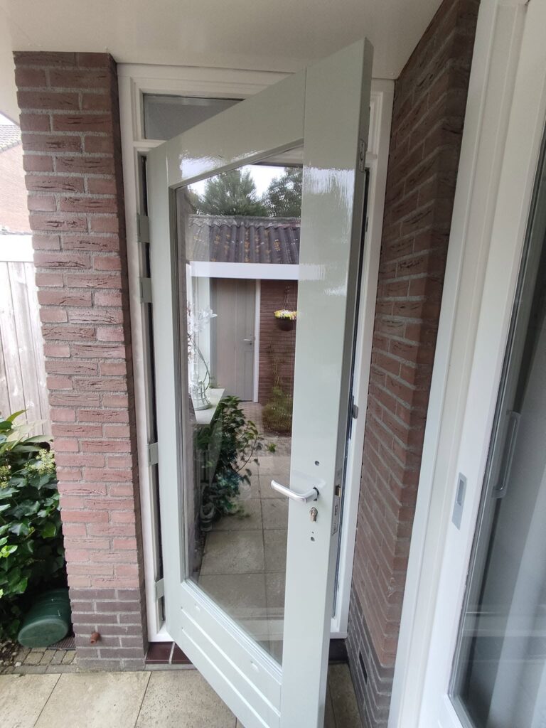 Kozijnen en deuren weer strak in de lak