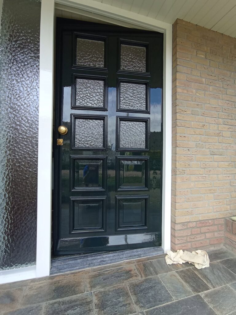 Deur schilderen en houten kozijn herstellen