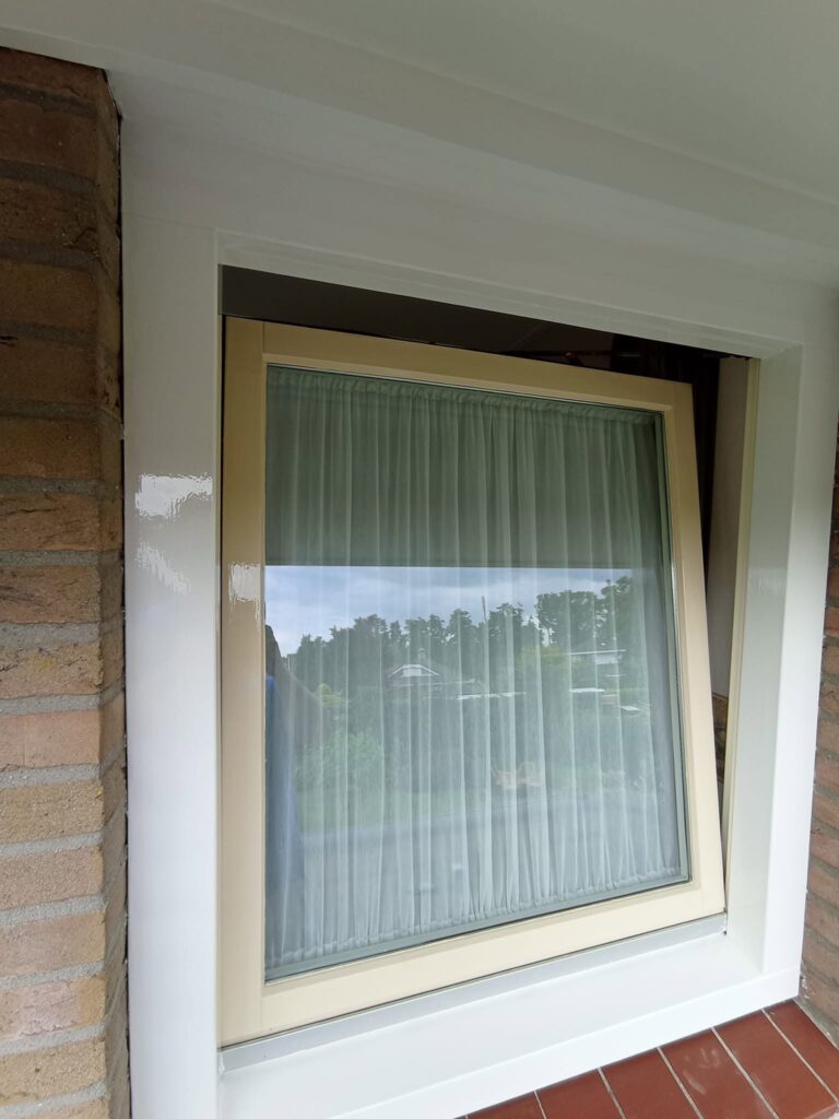 Deur schilderen en houten kozijn herstellen