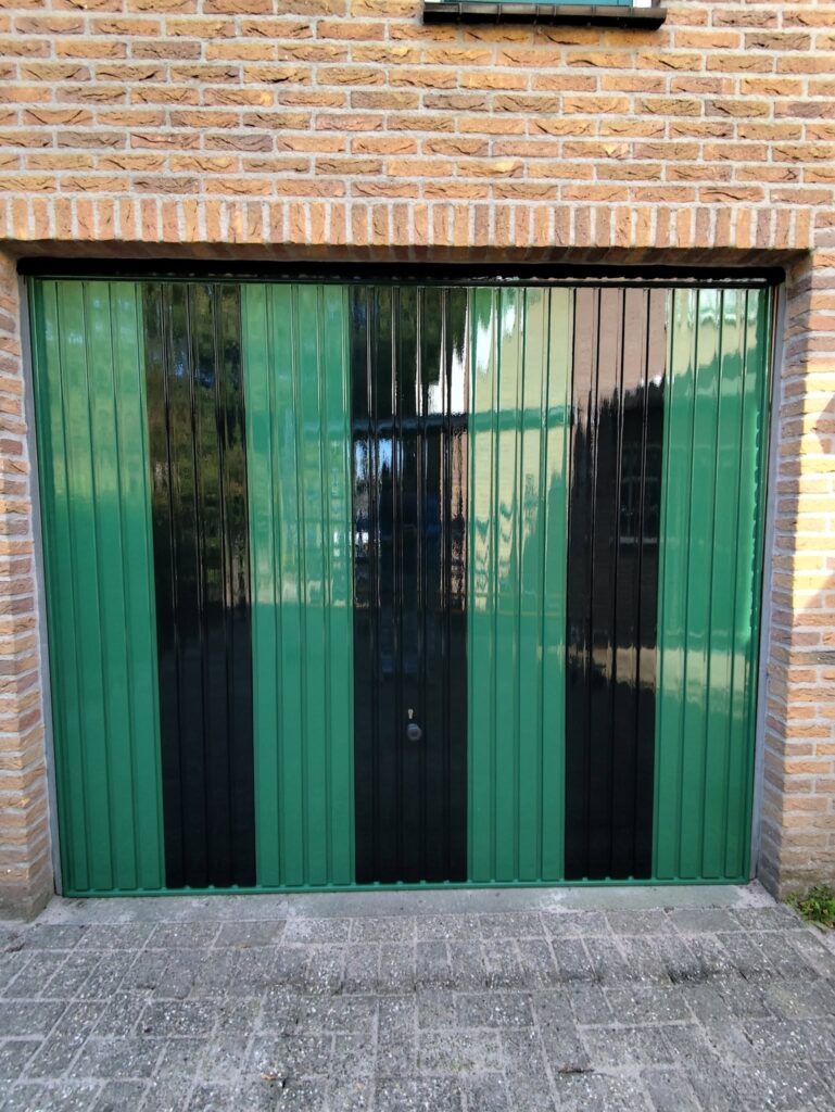 De garage en voordeur kregen een frisse laag verf. Een likje verf
