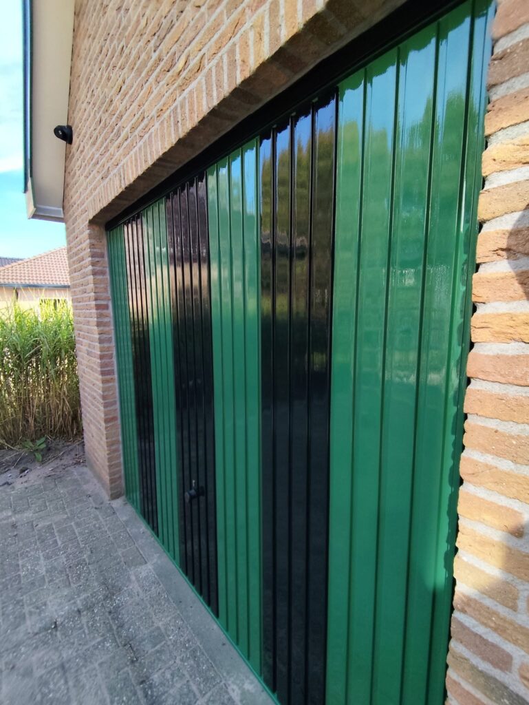 De garage en voordeur kregen een frisse laag verf. Een likje verf